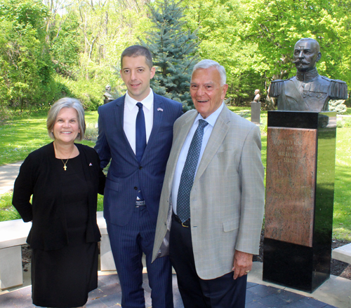 Mayor Georgine Welo, Ambassador Marko Djuric and Alex Machaseke with the bust of  King Peter 1