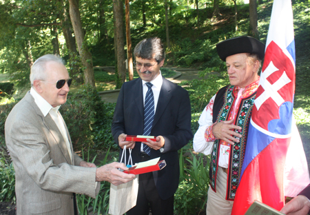 John Keleciny presented Mayor Ftacnik with a special pen