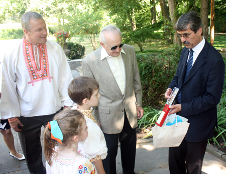 John Keleciny presented Mayor Ftacnik with a special pen