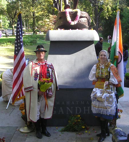 Slovak-Americans George Terbrack and Denise Ivan-Antus in front of the Mahatma Gandhi statue