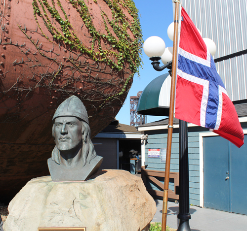 Leif Erikson bust and flag of Norway