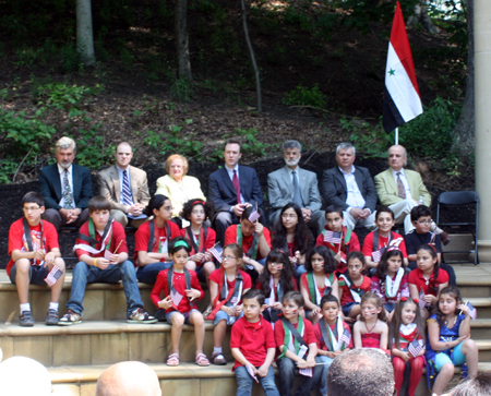 Dignitaries behind Syrian-American children