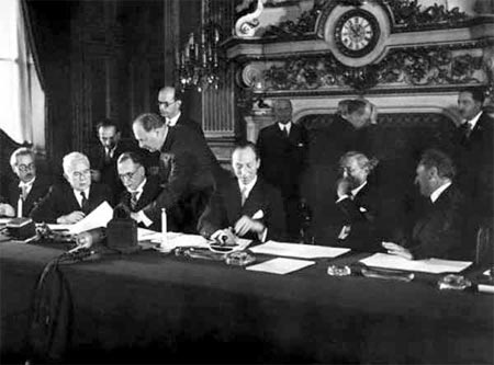 The National Bloc signing the Franco-Syrian Treaty of Independence in Paris in 1936. From left to right: Saadallah al-Jabiri, Jamil Mardam Bey, Hashim al-Atassi (signing), and French Prime Minister Léon Blum