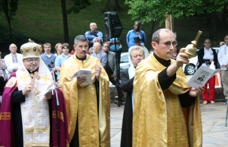 Ukrainian clergy bless the Lesya Ukrainka statue in Cleveland