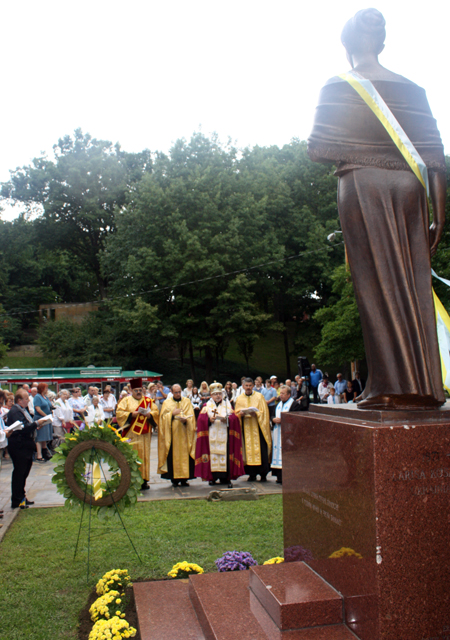 Ukrainian clergy bless the Lesya Ukrainka statue in Cleveland