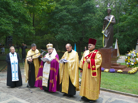 Ukrainian clergy bless the Lesya Ukrainka statue in Cleveland