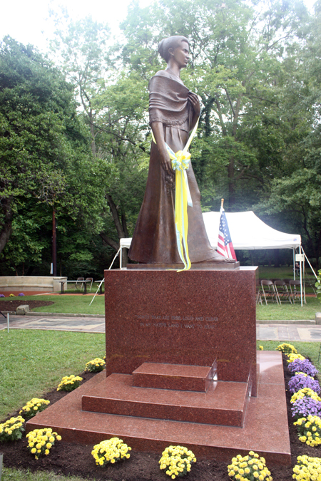 Lesya Ukrainka statue