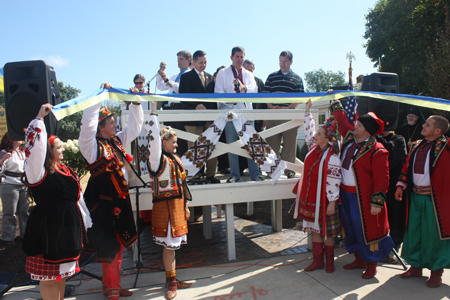 cutting the ribbon to officially open the new Ukrainian Heritage Park in Parma