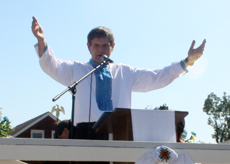 Roman Fedkiw, Ukrainian Village Committee Chairman welcomed the crowd to the opening of Ukrainian Heritage Park