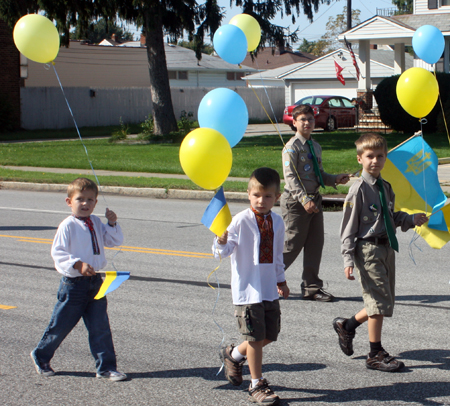 Ukrainian scouts with balloons