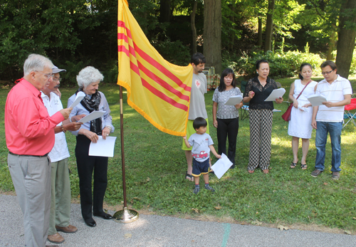 gathered around a flag representing all of Vietnam and sang Tieng Goi Cng Dn, which was the national anthem of South Vietnam