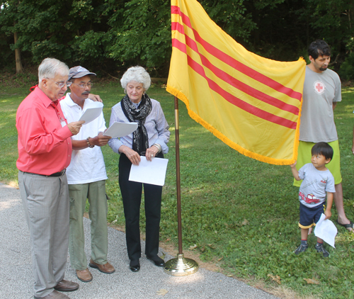 gathered around a flag representing all of Vietnam and sang Tieng Goi Cng Dn, which was the national anthem of South Vietnam