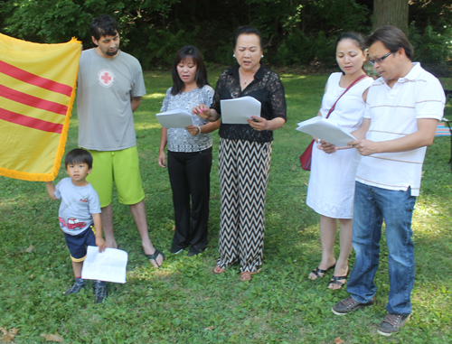 gathered around a flag representing all of Vietnam and sang Tieng Goi Cng Dn, which was the national anthem of South Vietnam