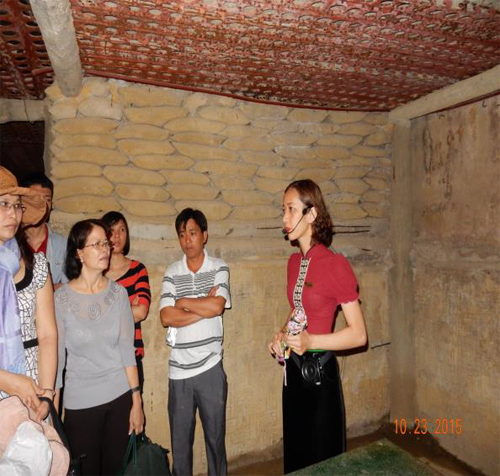 Vietnamese guide in De Castries Bunker explaining the battle to the tourists.