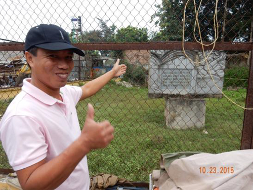 Mr. Thinh points out monument in honor of Colonel Piroth, the French Artillery commander, who committed suicide on the battle's second day when he realized the Viet Minh had gained the artillery advantage over him. This was one of the principal reasons for the Viet Minh victory. Surrounding Colonel Piroth are all sorts of market stalls and great places to buy fruits, vegetables, and live ducks.