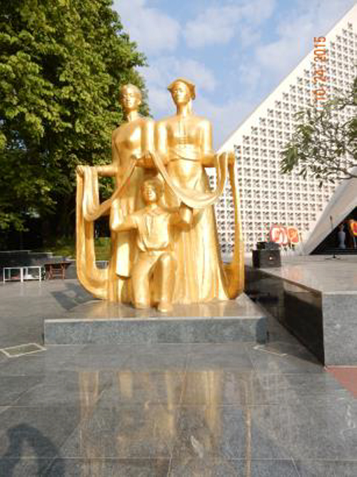 Remembrance statute of Vietnamese mother and Thai mother protecting their soldier sons.