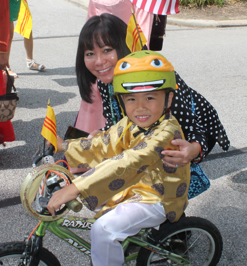 Vietnamese Cultural Garden marching in the One World Day Parade of Flags - Oanh Powell