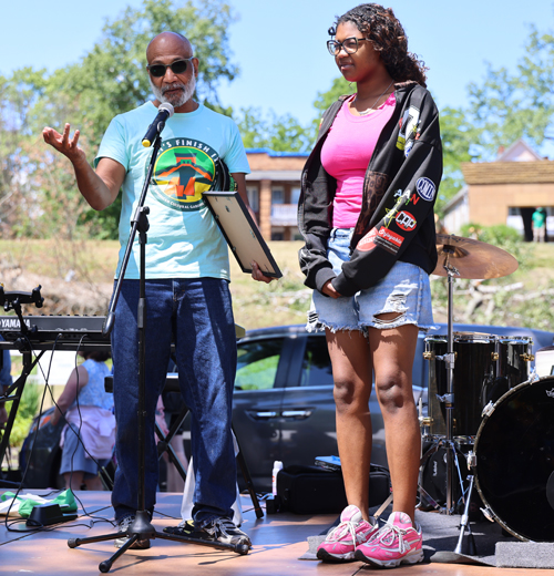 Obie Shelton honoring a Youth Ambassador