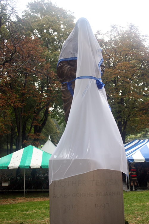 Mother Teresa statue covered before unveiling