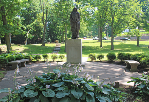 Statue of Mother Teresa in the Albanian Cultural Garden