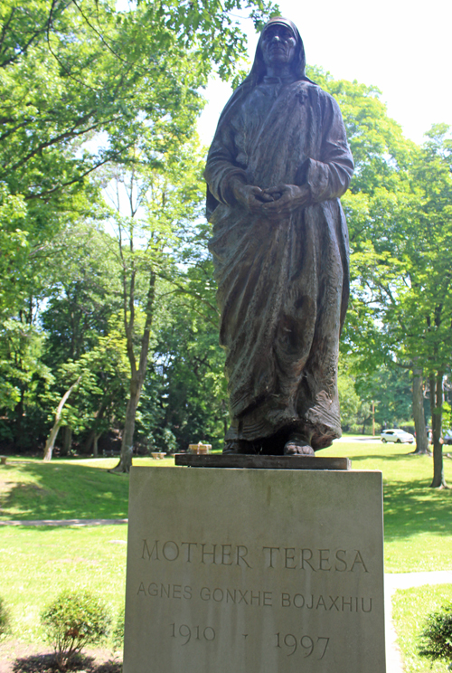 Statue of Mother Teresa in the Albanian Cultural Garden