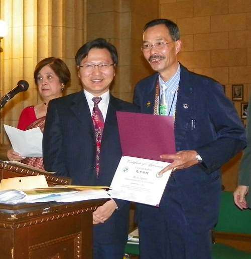 Li Wnzhng of the Confucius Institute at CSU and honoree Le Nguyen