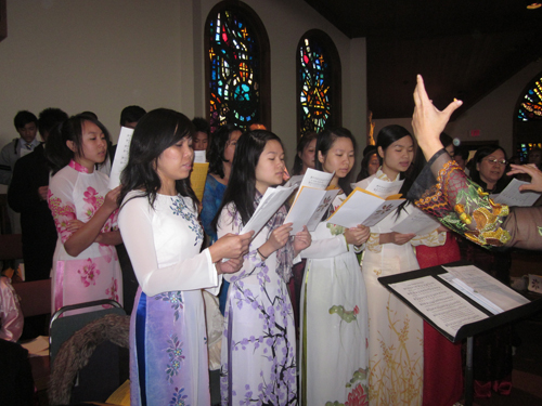 Choir at Asian-American procession at Cleveland Mass