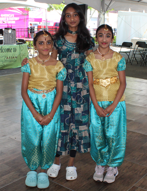 Nartanam Indian dancers