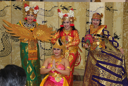Indonesian Balinese Dancers