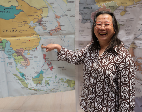 Chia-Min Chen pointing to Taiwan