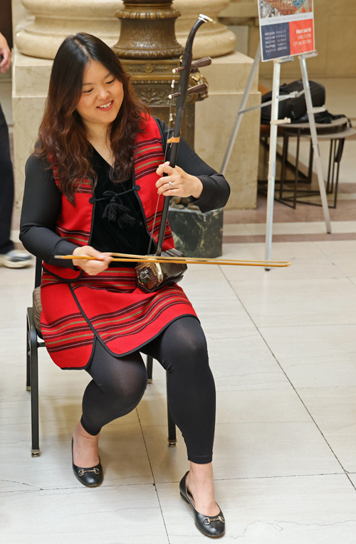 Janice Liu playing erdu