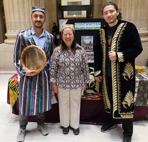 Chia-Min Chen at the Uzbek display