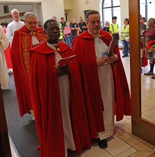 Good Friday Procession begins at La Sagrada Familia
