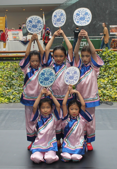 Young girls from Cleveland Contemporary Chinese Culture Association