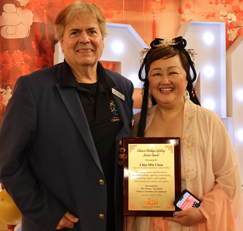 Dan Hanson and Ying Pu accept award for Chia-min Chen who was ill