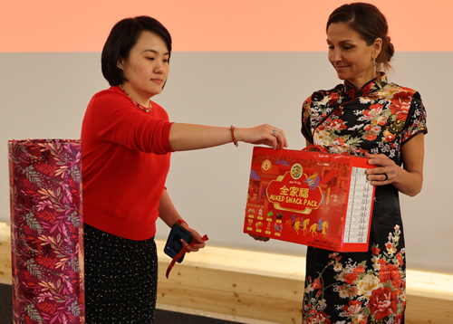 Su He picks raffle ticket