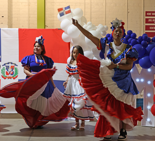 Mariangel Murillo and dancers