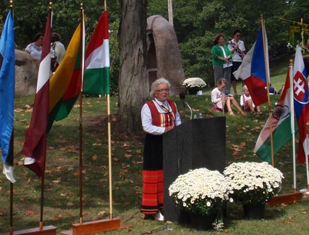 Estonian speaker at Cultural Garden in Cleveland, Ohio (photos by Dan Hanson)