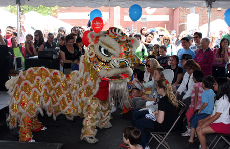 Kwan Family Chinese Lion Dance