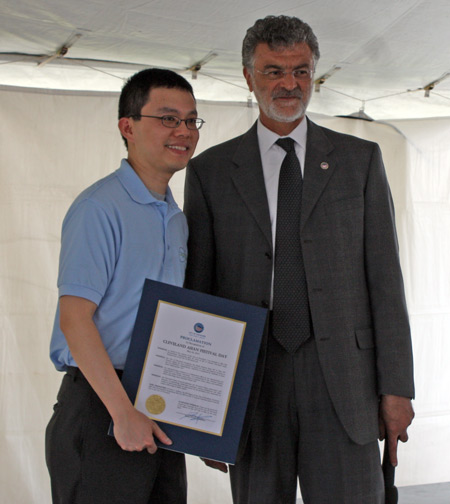 Vi Huynh and Mayor Frank Jackson