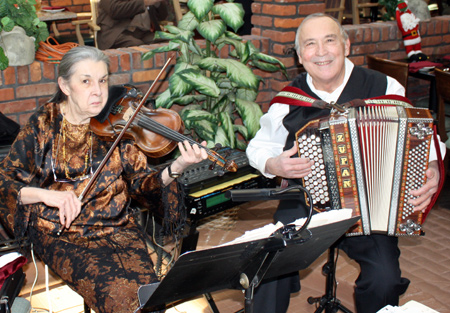 Musicians Rose and Don Slogar