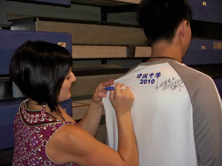 Dominique Moceanu signs a student athletes shirt