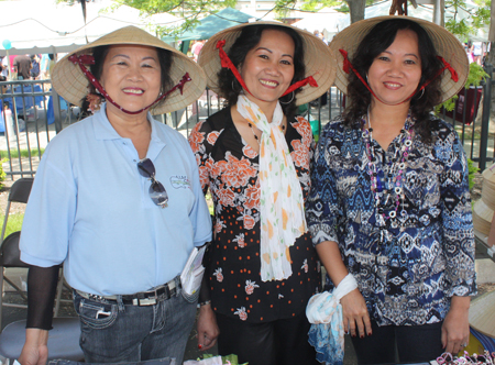 Gia Hoa Ryan and sisters at Friendship Foundation booth