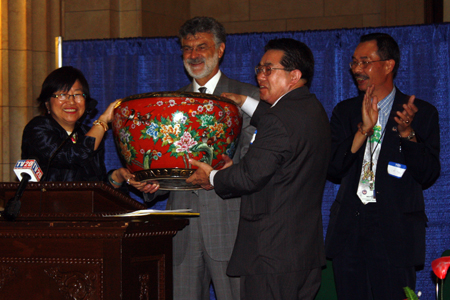 Margaret Wong presents gift to Mayor Jackson