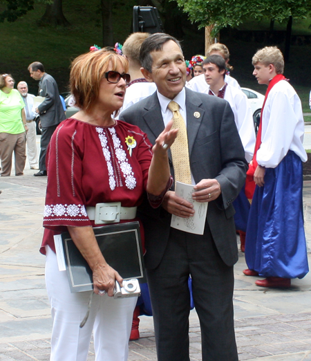 Dozia Krislaty shows Congressman Dennis Kucinich the statue of Lesya Ukrainka