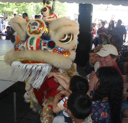 Chinese Lion Dance by Kwan Family 