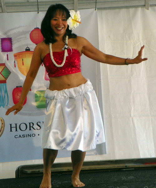 Hula dances from the Polynesian and Hawaiian Islands peformed by Polynesian Hula Fusion