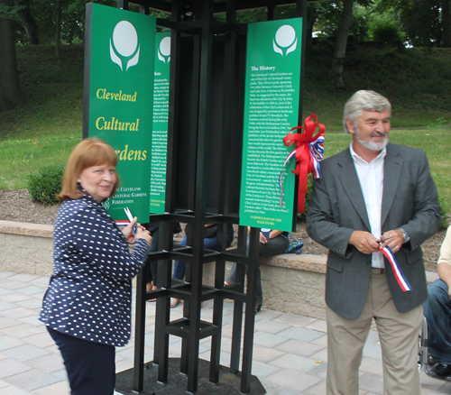 Paul Burik and Sheila Murphy Crawford cut the ribbon on the new Kiosk