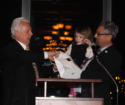 Ken Kovach, Marty Gelfand and daughter pull a raffle ticket