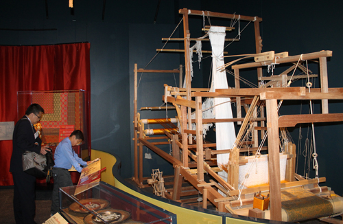 Loom for silk at Cleveland Museum of Natural History